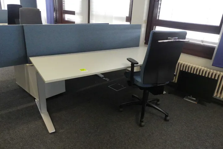 Elektrisch höhenverstellbarer Schreibtisch mit Bürostuhl und Trennwand Maße in cm ca. 200 x 80
